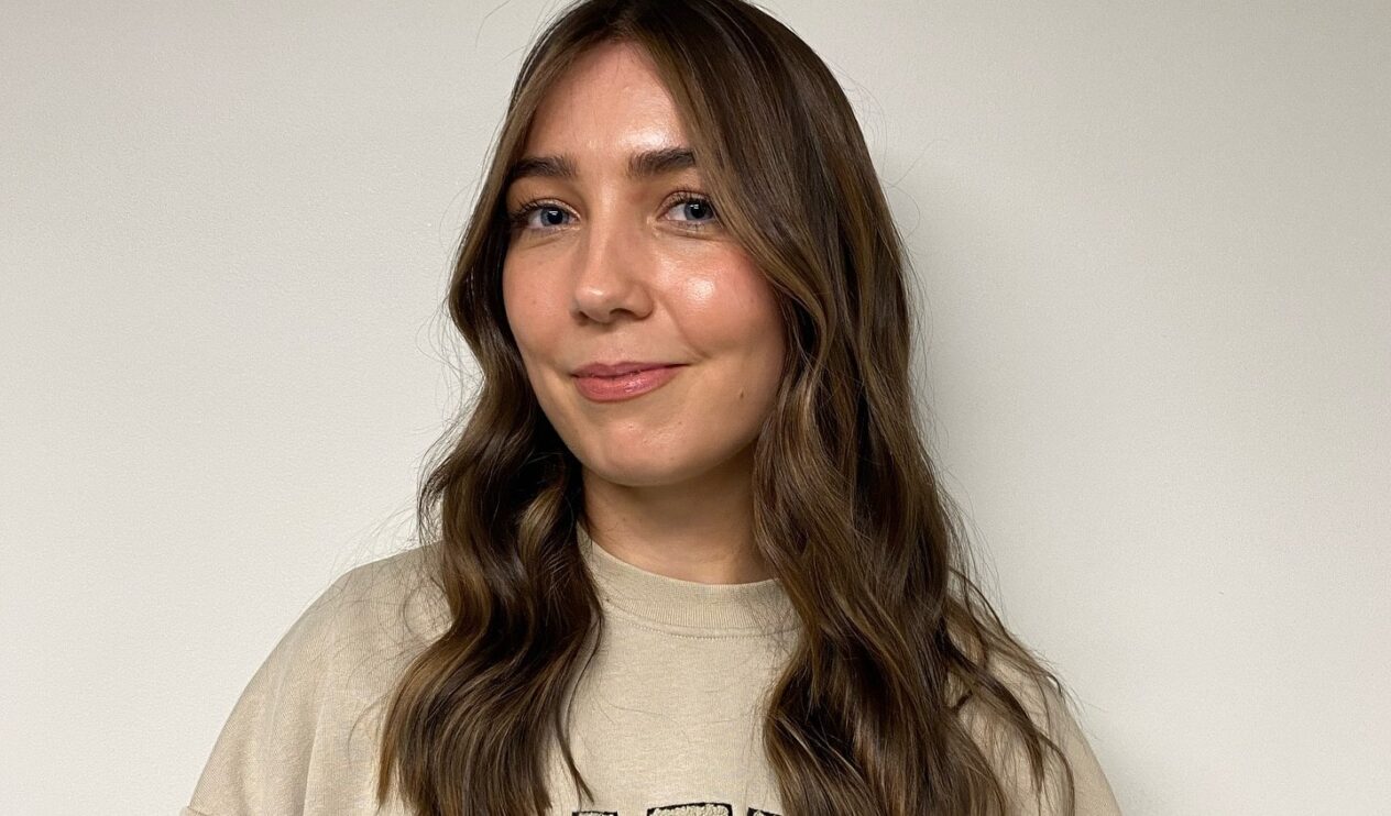 HARE & BONE stylist creating a bespoke haircut tailored to a client’s face shape at the Fitzrovia salon.